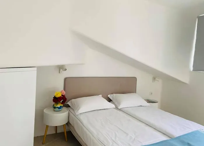 Hotel Friends Family