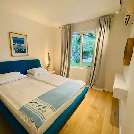 Hotel Friends Family